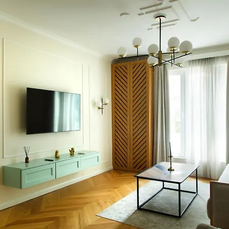 Brand New Luxury Apt, Supreme Location, Ndk *